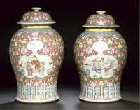 19th century A pair of famille rose puce ground jars and covers